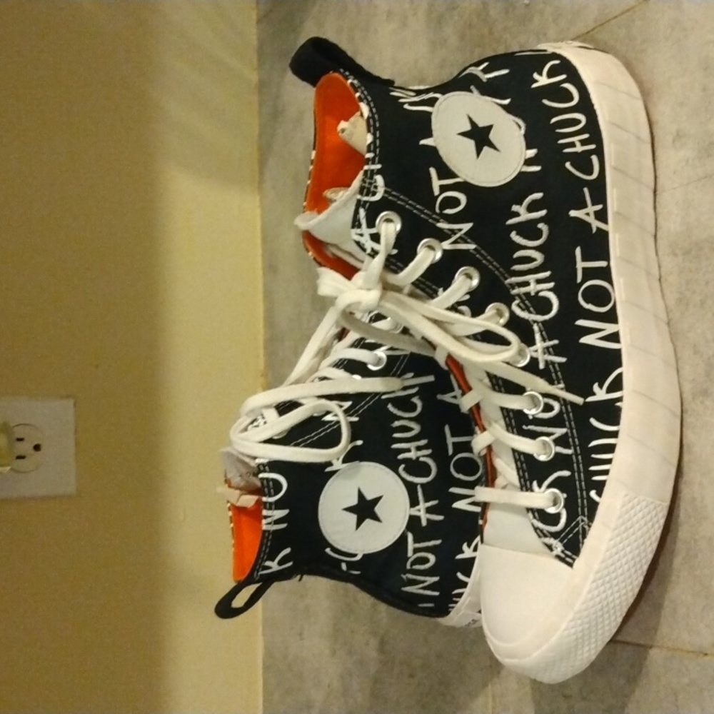 CONVERSE NOT A CHUCK
